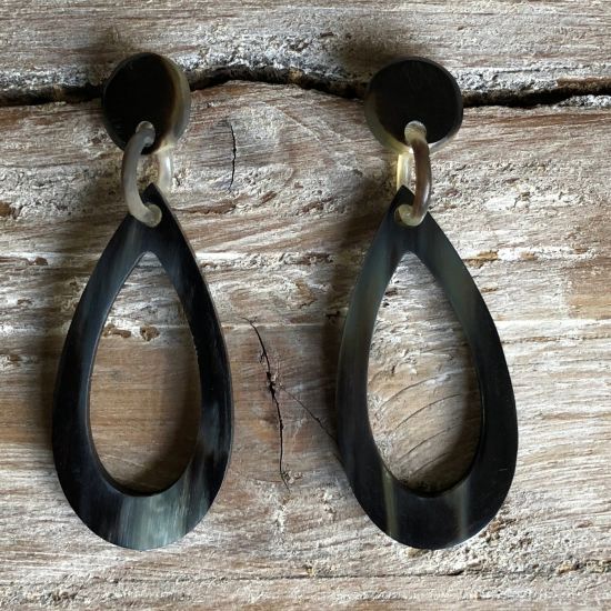 Handgemaakte oorbellen buffelhoorn 7 x 2.5 cm, Variatie in tintjes, matte finish. Lichtgewicht.