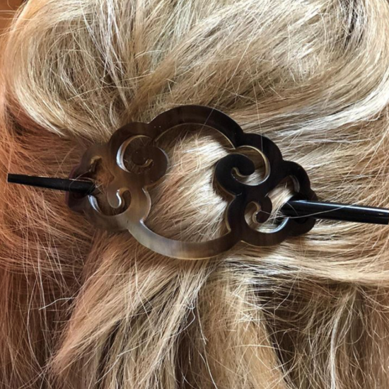 Sierlijke opengewerkte, handgemaakte buffelhoorn haarspeld met pin. Gevarieerde kleurtjes.