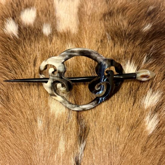 Sierlijke opengewerkte, handgemaakte buffelhoorn haarspeld met pin. Gevarieerde kleurtjes.