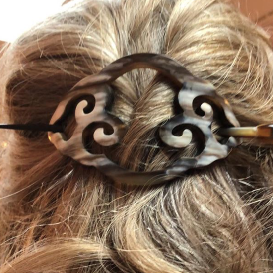 Sierlijke opengewerkte, handgemaakte buffelhoorn haarspeld met pin. Gevarieerde kleurtjes.