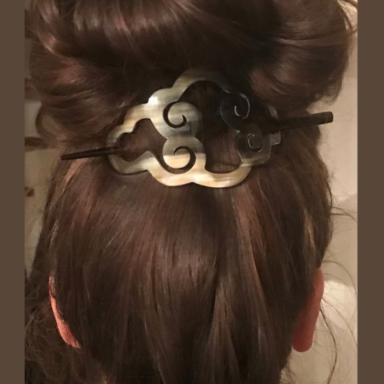 Sierlijke opengewerkte, handgemaakte buffelhoorn haarspeld met pin. Gevarieerde kleurtjes.