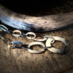 Stoere handgemaakte ketting buffelhoorn. Zwarttintjes. Mat, 101cm.