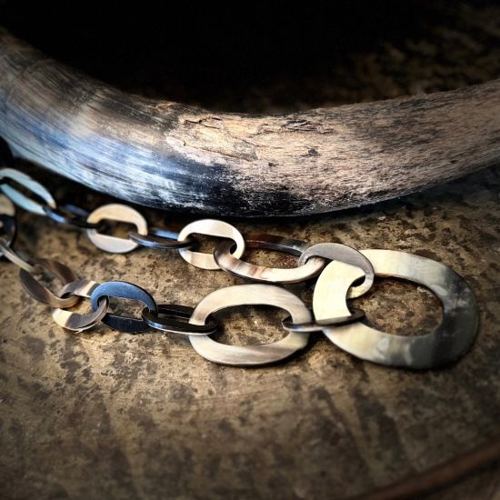 Stoere handgemaakte ketting buffelhoorn. Zwarttintjes. Mat, 101cm.