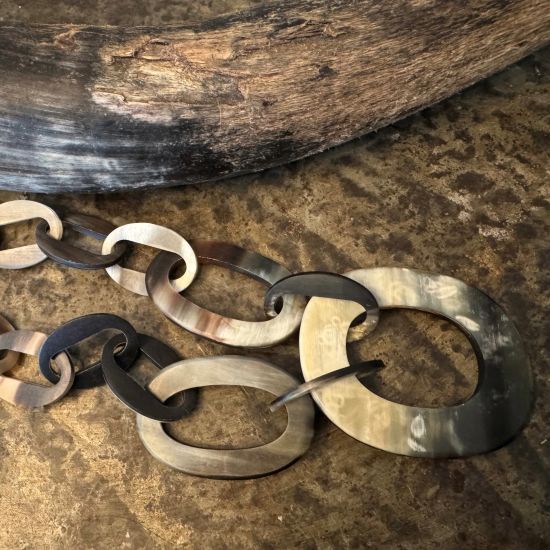 Stoere handgemaakte ketting buffelhoorn. Zwarttintjes. Mat, 101cm.