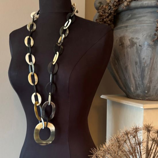 Stoere handgemaakte ketting buffelhoorn. Zwarttintjes. Mat, 101cm.