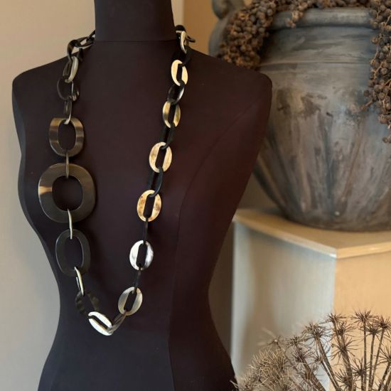 Stoere handgemaakte ketting buffelhoorn. Zwarttintjes. Mat, 101cm.
