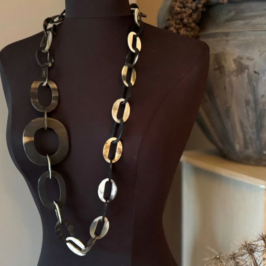 Stoere handgemaakte ketting buffelhoorn. Zwarttintjes. Mat, 101cm.