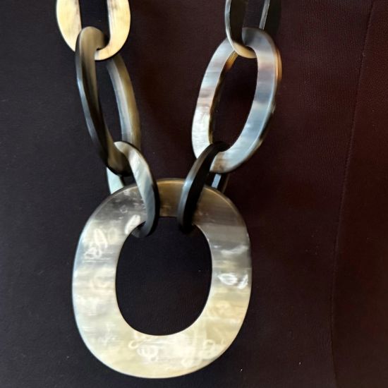 Stoere handgemaakte ketting buffelhoorn. Zwarttintjes. Mat, 101cm.