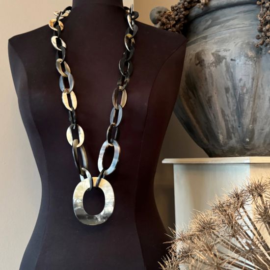 Stoere handgemaakte ketting buffelhoorn. Zwarttintjes. Mat, 101cm.