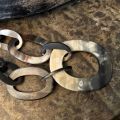 Stoere handgemaakte ketting buffelhoorn. Zwarttintjes. Mat, 101cm.