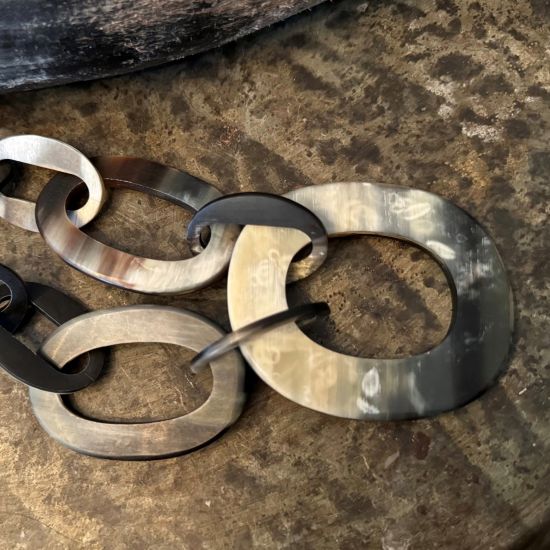 Stoere handgemaakte ketting buffelhoorn. Zwarttintjes. Mat, 101cm.