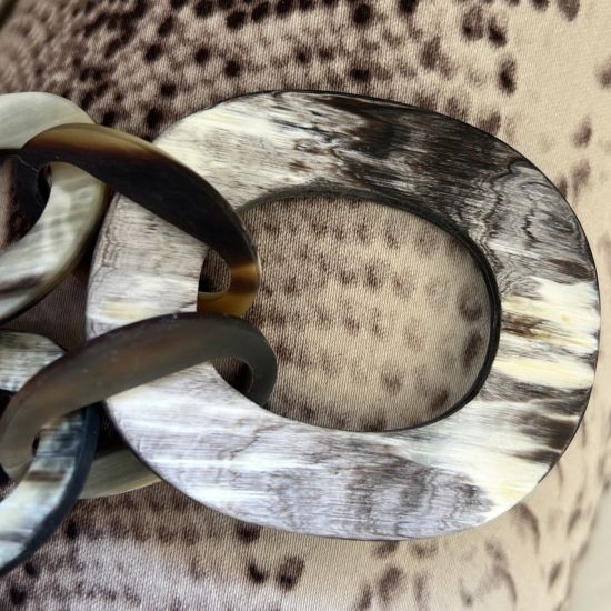 Stoere handgemaakte ketting buffelhoorn. Zwarttintjes. Mat, 101cm.