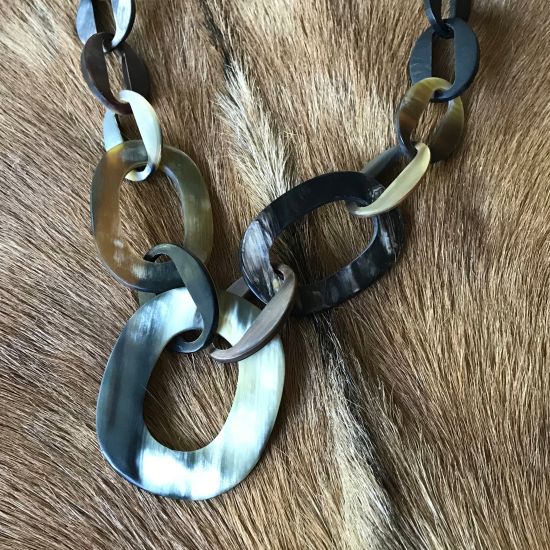 Stoere handgemaakte ketting buffelhoorn. Zwarttintjes. Mat, 101cm.