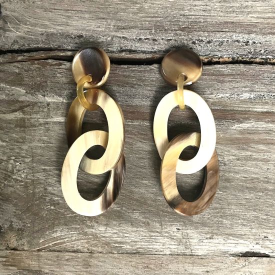 Ovale buffelhoorn schakeloorbellen. 7 x 3.4 cm. Kleurvariaties. Glans finish. Licht in gewicht.