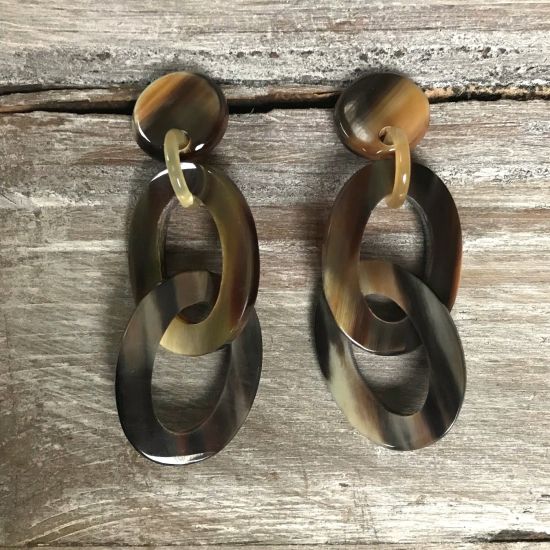 Ovale buffelhoorn schakeloorbellen. 7 x 3.4 cm. Kleurvariaties. Glans finish. Licht in gewicht.