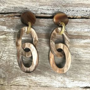 Ovale buffelhoorn schakeloorbellen. 7 x 3.4 cm. Kleurvariaties. Glans finish. Licht in gewicht.