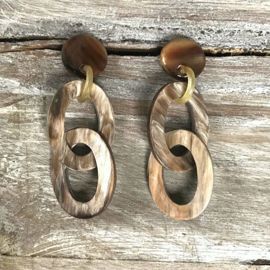 Ovale buffelhoorn schakeloorbellen. 7 x 3.4 cm. Kleurvariaties. Glans finish. Licht in gewicht.