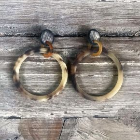 Handgemaakte buffelhoorn creolen, met studs,4.0-4.5cm Variatie in kleur. Matte Finish. Lichtgewicht