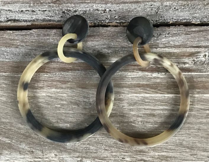 Handgemaakte buffelhoorn creolen, met studs,4.0-4.5cm Variatie in kleur. Matte Finish. Lichtgewicht