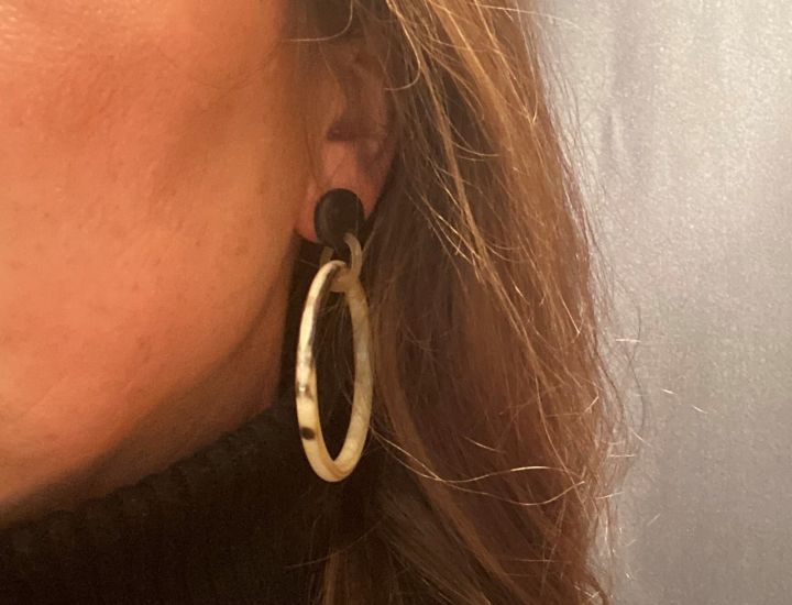 Handgemaakte buffelhoorn creolen, met studs,4.0-4.5cm Variatie in kleur. Matte Finish. Lichtgewicht