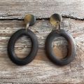 Handgemaakte buffelhoorn oorbellen, ovaal. 4.6 x 3.8 cm. Bruine tintjes, mat.