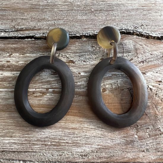 Handgemaakte buffelhoorn oorbellen, ovaal. 4.6 x 3.8 cm. Bruine tintjes, mat.