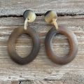 Handgemaakte buffelhoorn oorbellen, ovaal. 4.6 x 3.8 cm. Bruine tintjes, mat.