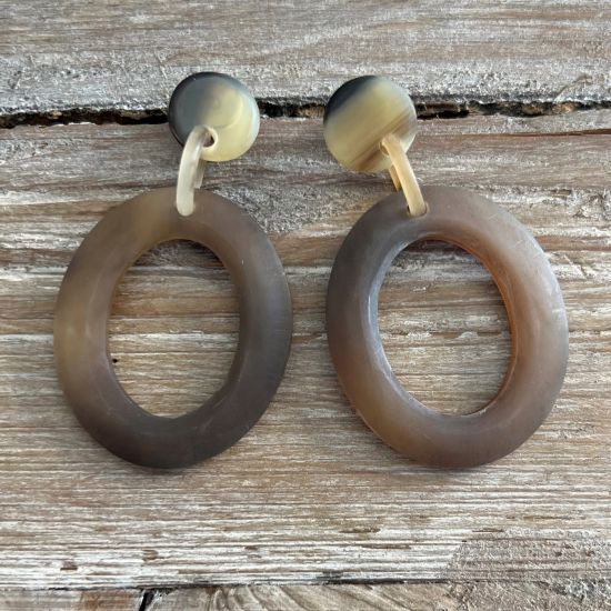 Handgemaakte buffelhoorn oorbellen, ovaal. 4.6 x 3.8 cm. Bruine tintjes, mat.