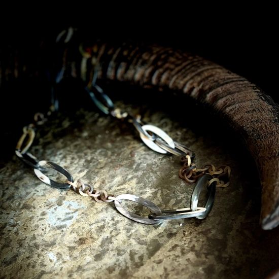 Prachtige handgemaakte ketting buffelhoorn. Black vein, matte finish, lichtgewicht. Lengte 116 cm.