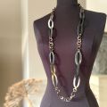 Prachtige handgemaakte ketting buffelhoorn. Black vein, matte finish, lichtgewicht. Lengte 116 cm.