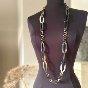 Prachtige handgemaakte ketting buffelhoorn. Black vein, matte finish, lichtgewicht. Lengte 116 cm.