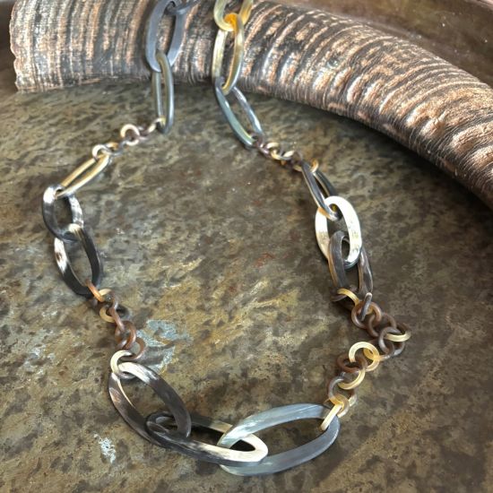 Prachtige handgemaakte ketting buffelhoorn. Black vein, matte finish, lichtgewicht. Lengte 116 cm.