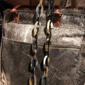 Mooie buffelhoorn schakelketting,116 cm. Donkere gevarieerde kleuren, matte finish. Licht in gewicht.