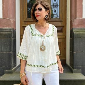 Sierlijke handgemaakte buffelhoorn hanger, 7 cm. Matte finish, lichtgewicht.