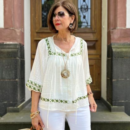 Sierlijke handgemaakte buffelhoorn hanger, 7 cm. Matte finish, lichtgewicht. 