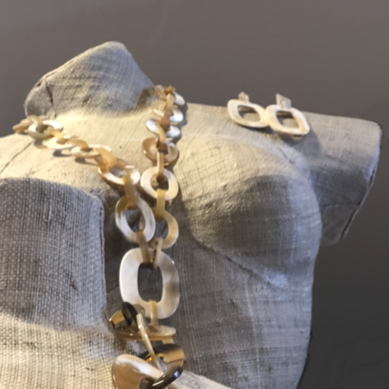 Sierlijk handgemaakte ketting buffelhoorn. Blonde tintjes. Glans finish, lichtgewicht.