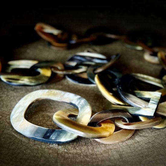 Stoere handgemaakte ketting buffelhoorn. Matte finish, lichtgewicht. Bruintinten. Lengte 116cm.