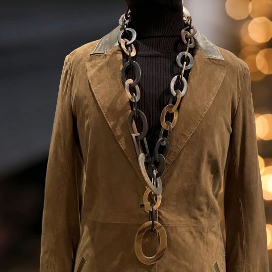 Stoere handgemaakte ketting buffelhoorn. Matte finish, lichtgewicht. Bruintinten. Lengte 116cm.