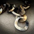 Stoere handgemaakte ketting buffelhoorn. Matte finish, lichtgewicht. Bruintinten. Lengte 116cm.