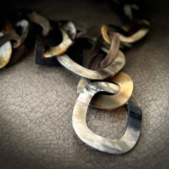 Stoere handgemaakte ketting buffelhoorn. Matte finish, lichtgewicht. Bruintinten. Lengte 116cm.