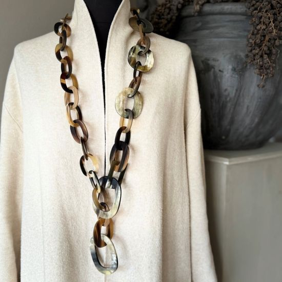 Stoere handgemaakte ketting buffelhoorn. Matte finish, lichtgewicht. Bruintinten. Lengte 116cm.