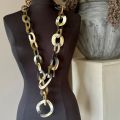 Stoere handgemaakte ketting buffelhoorn. Matte finish, lichtgewicht. Bruintinten. Lengte 116cm.