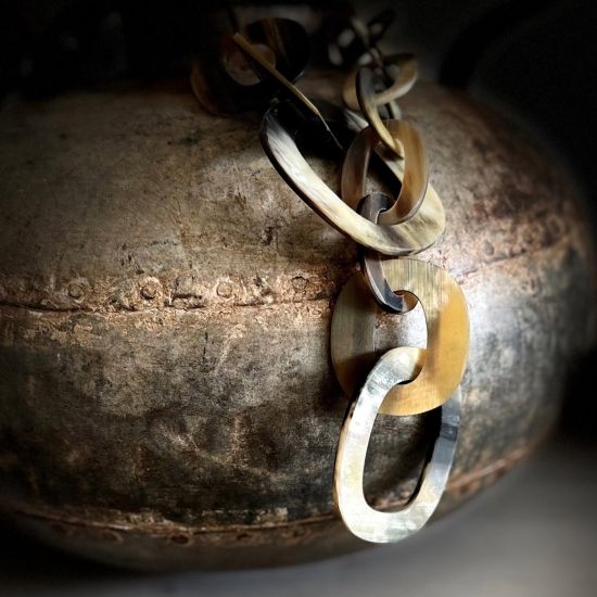 Stoere handgemaakte ketting buffelhoorn. Matte finish, lichtgewicht. Bruintinten. Lengte 116cm.