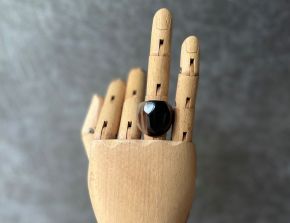 Handgemaakte buffelhoorn ring, facet geslepen. Glans finish. Gevarieerde tintjes.