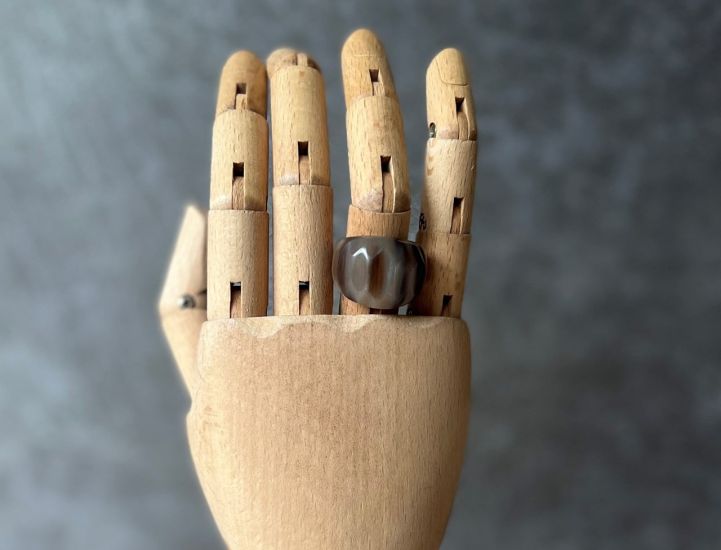 Handgemaakte buffelhoorn ring, facet geslepen. Glans finish. Gevarieerde tintjes.