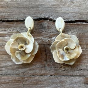 Bloemvormige oorbellen van buffelhoorn. Witte gemixte kleuren, matte finish. Lichtgewicht.