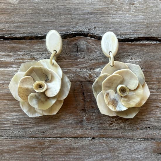 Bloemvormige oorbellen van buffelhoorn. Witte gemixte kleuren, matte finish. Lichtgewicht.