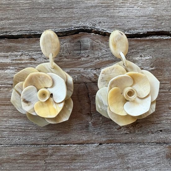 Bloemvormige oorbellen van buffelhoorn. Witte gemixte kleuren, matte finish. Lichtgewicht.
