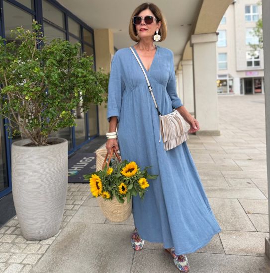 Bloemvormige oorbellen van buffelhoorn. Witte gemixte kleuren, matte finish. Lichtgewicht.