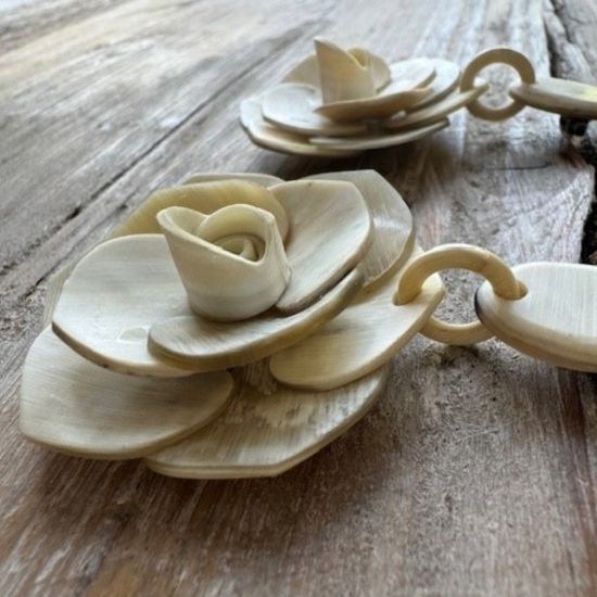 Bloemvormige oorbellen van buffelhoorn. Witte gemixte kleuren, matte finish. Lichtgewicht.